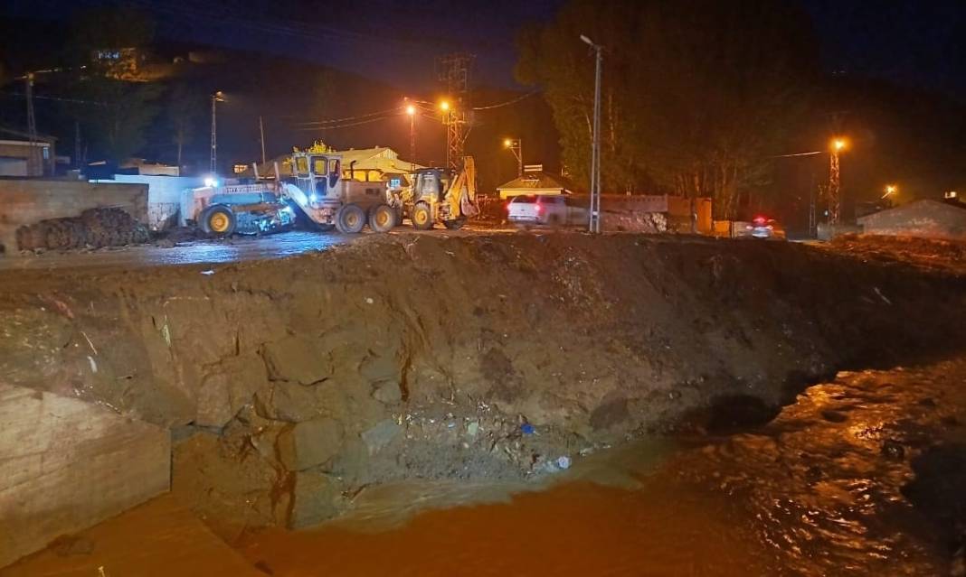 Sağanak felakete döndü! Evler sular altında kaldı onlarca hayvan telef oldu 27